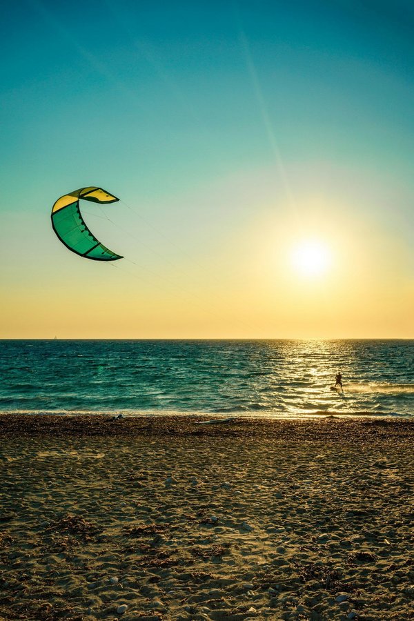 Cours de kitesurf à la grande motte : vivez l'expérience aquatique !